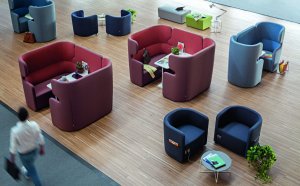 Bequeme Business-Lounge-Sessel mit Ladestation für Smartphones, Notebook etc