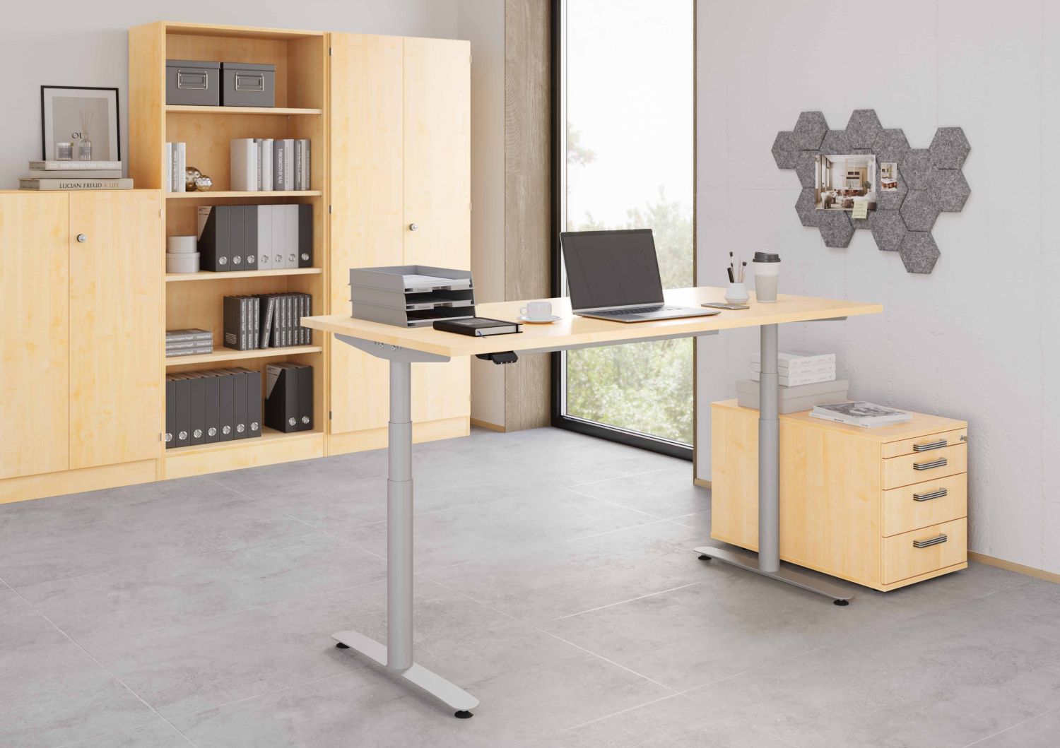 hochwertiger Sitz- u. Stehschreibtisch mit massiver Holztischplatte und robuste Büromöbel in Ahorn-Holz