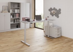 Sitz- u. Stehschreibtisch mit modernen Büromöbel in lichtgrau