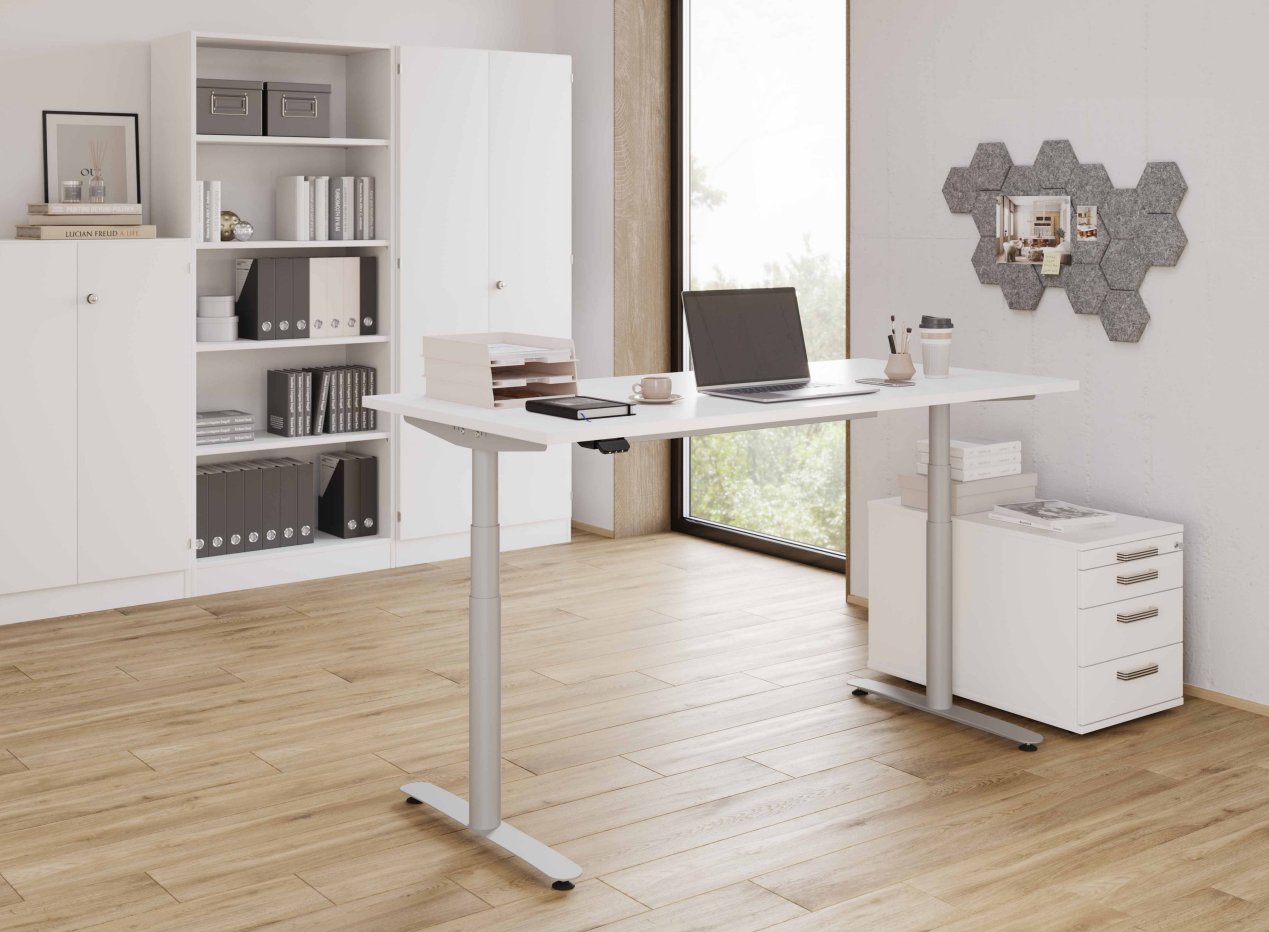 hochwertiger Sitz- u. Stehschreibtisch mit weißer Holztischplatte und weißen Büromöbel