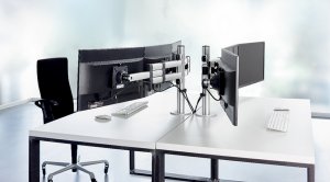 zwei Monitor-Tischhalterung für 3 Computermonitore als Teamarbeitsplatz