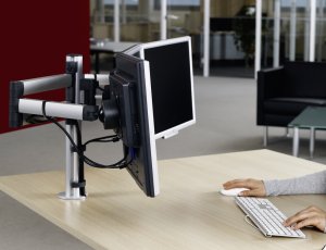 robuste Schreibtischhalterung für 3 Flachbildschirme