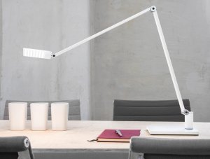 elegante LED-Schreibtischlampen mit stabilen Stahlfuß