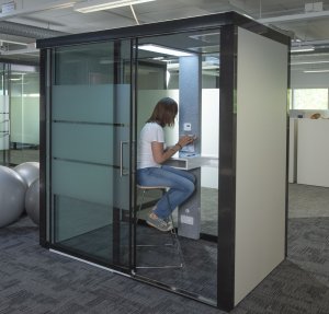 modulare Büro-Raumkabine mit Schallschutz, Stromanschluss und Beleuchtung
