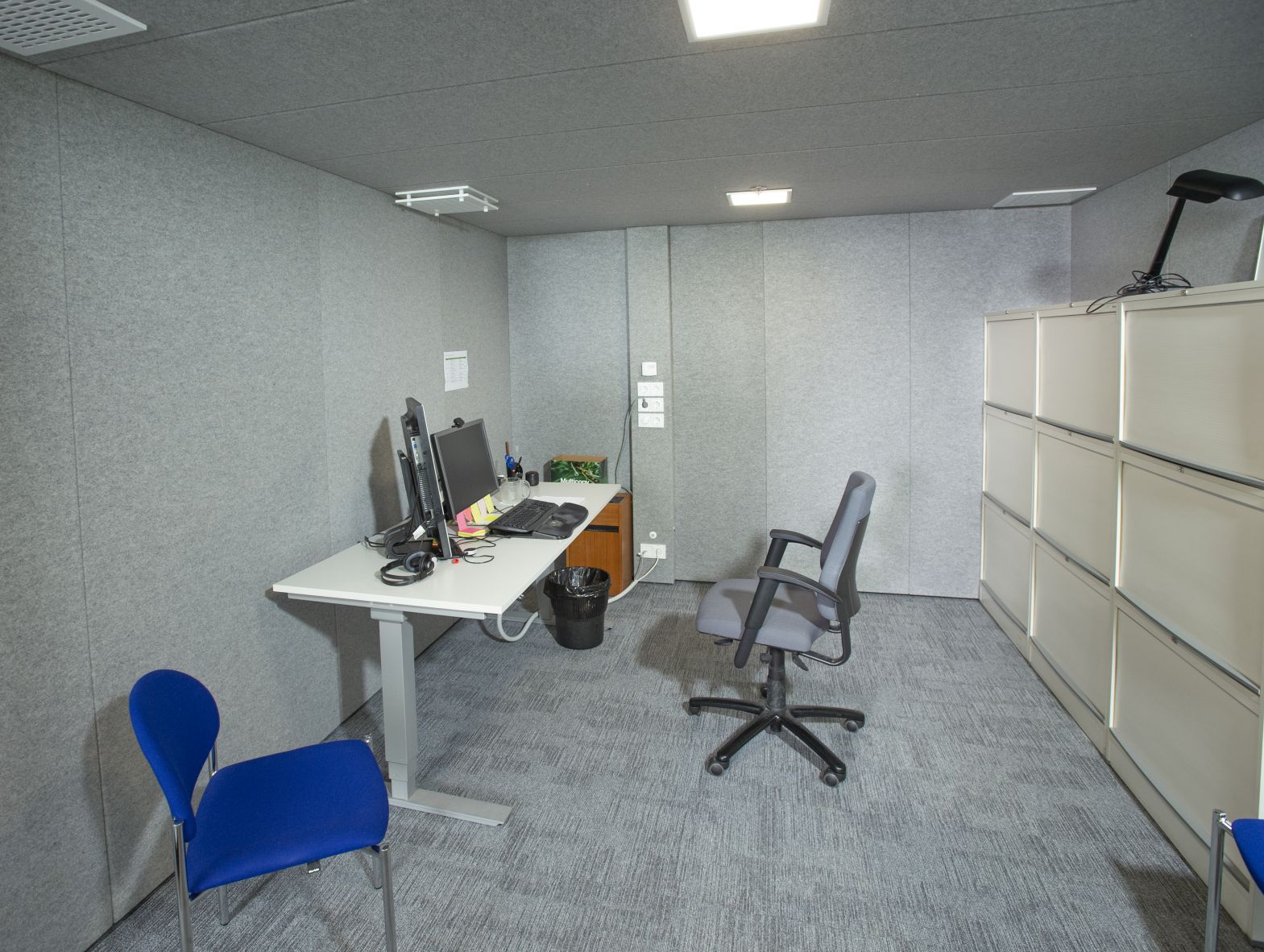 schalldichte Raum-im-Raum-Bürozelle mit Stromanschluss und LED-Deckenbeleuchtung