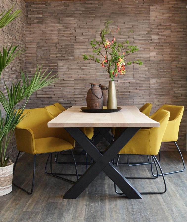 Esstisch mit Eiche-Massivholz-Tischplatte und natürlichen Baumkanten