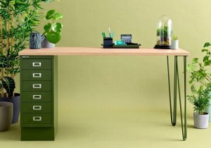 Homeoffice-Schreibtisch mit Schreibtischcontainer als Tischplattenablage