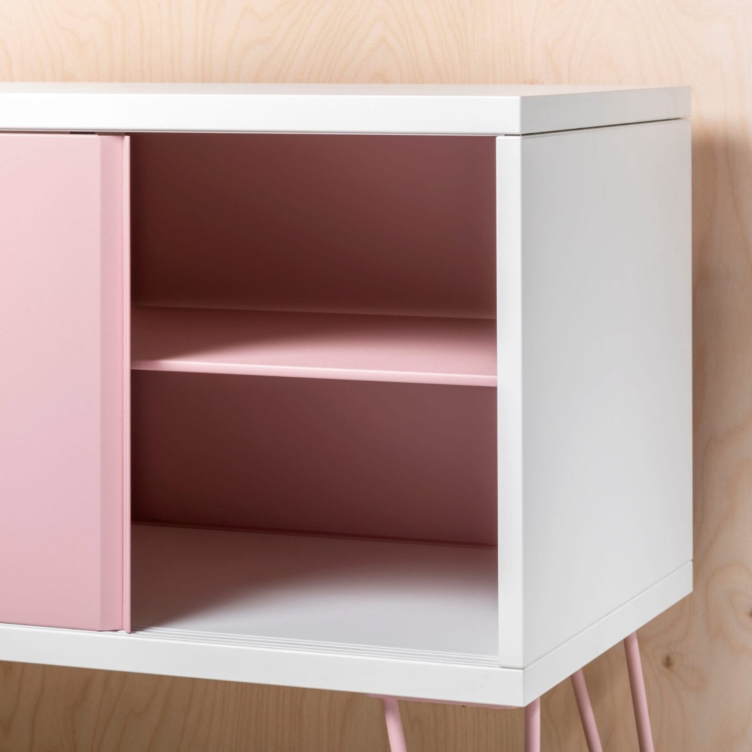 Bisley-Sideboard MultiRange mit pinkfarbene Schiebetüren aus Stahl