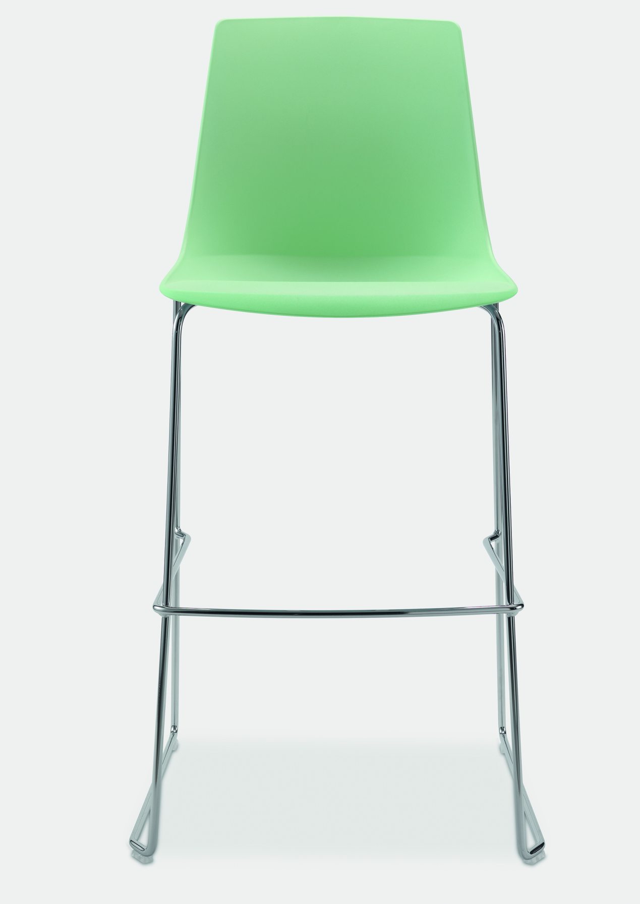 bequemer Schalensitz-Barhocker mit grüner Kunststoff-Sitzschale auf stapelbaren Kufengestell