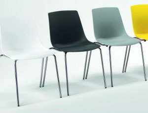 stapelbarer 4-Fuß-Stuhl mit robuster Kunststoff-Sitzschale