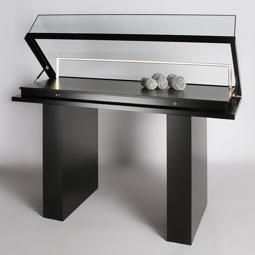 Tischvitrine 160 x 60 x 110 cm mit eingerückten Standbeinen und aufklappbarer Glashaube