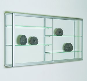 extra breite Wandvitrine mit 3 vertikalen Fachbodenträger