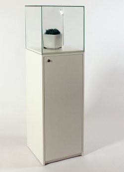 Sockelvitrine mit abnehmbarer Sicherheitsglas-Vitrinenhaube auf Staufach-Sockel