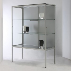 Sammlervitrine hohe Standbeinen mit Holzrückwand seitlich mit Drehtüren