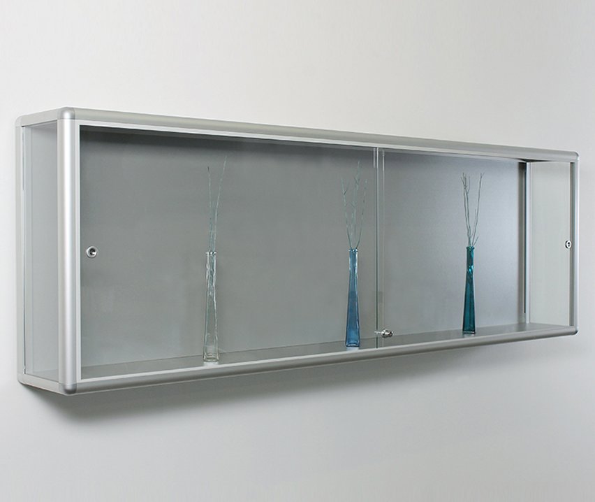 abschließbaren Wandvitrine Breite = 240 cm / 220 cm / 200 cm aus bruchfestem Klarglas