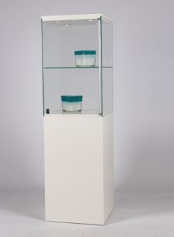 Moderne Sockelvitrine mit 70 cm hoher Glashaube mit Fachboden UV-verklebt auf quadratischem Standsockel Höhe = 100 cm