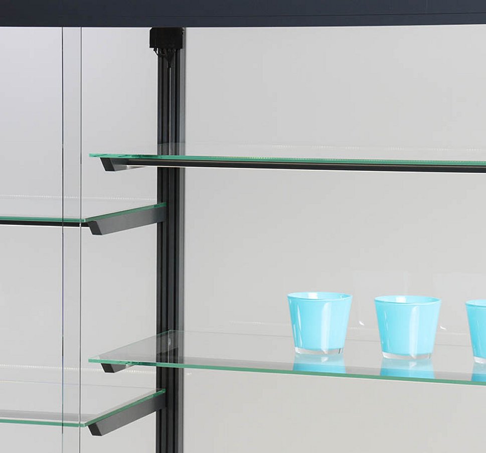 große Schrankvitrine dreigeteilte Fachbodeneinlage auf Unterschrank mit