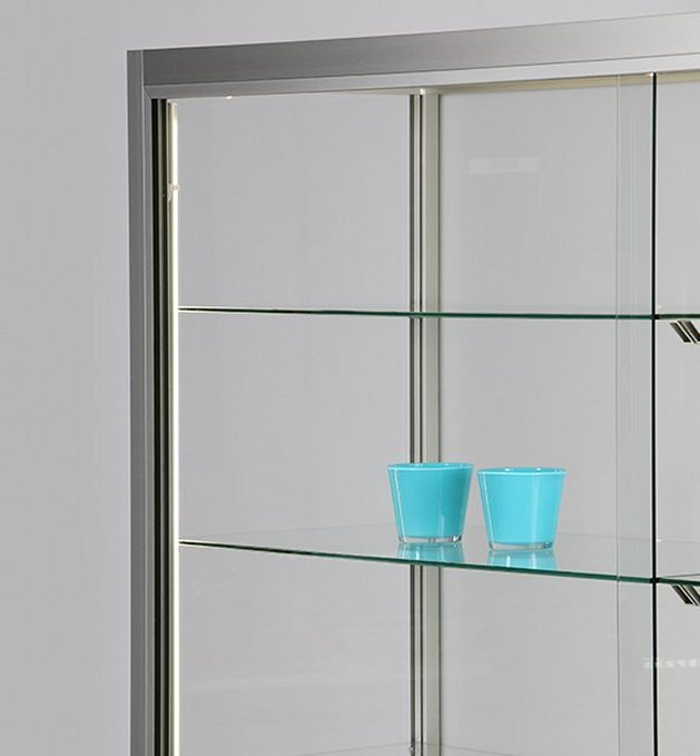 breite Schrankvitrine mit LED-Beleuchtungsleiste