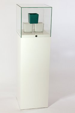 Sockelvitrine mit staubdichter Glashaube auf Sockel mit Abhebesicherung abschließbar