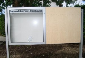 Schaukasten-Stellwand mit abschließbarem Schaukasten und Holztafel für Plakate