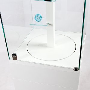 Schmuckvitrine mit vier kleinen Fachböden (10 x 10 cm) auf motorisiertem Drehteller