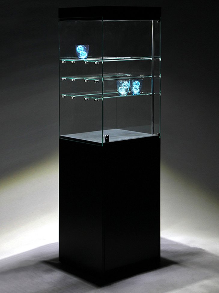 rahmenlose Glashaube mit LED-Deckenspots auf einem 1 Meter hohen Sockel