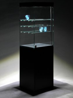 Moderne Sockelvitrine mit 70 cm hoher Glashaube mit Fachboden UV-verklebt auf quadratischem Standsockel Höhe = 100 cm