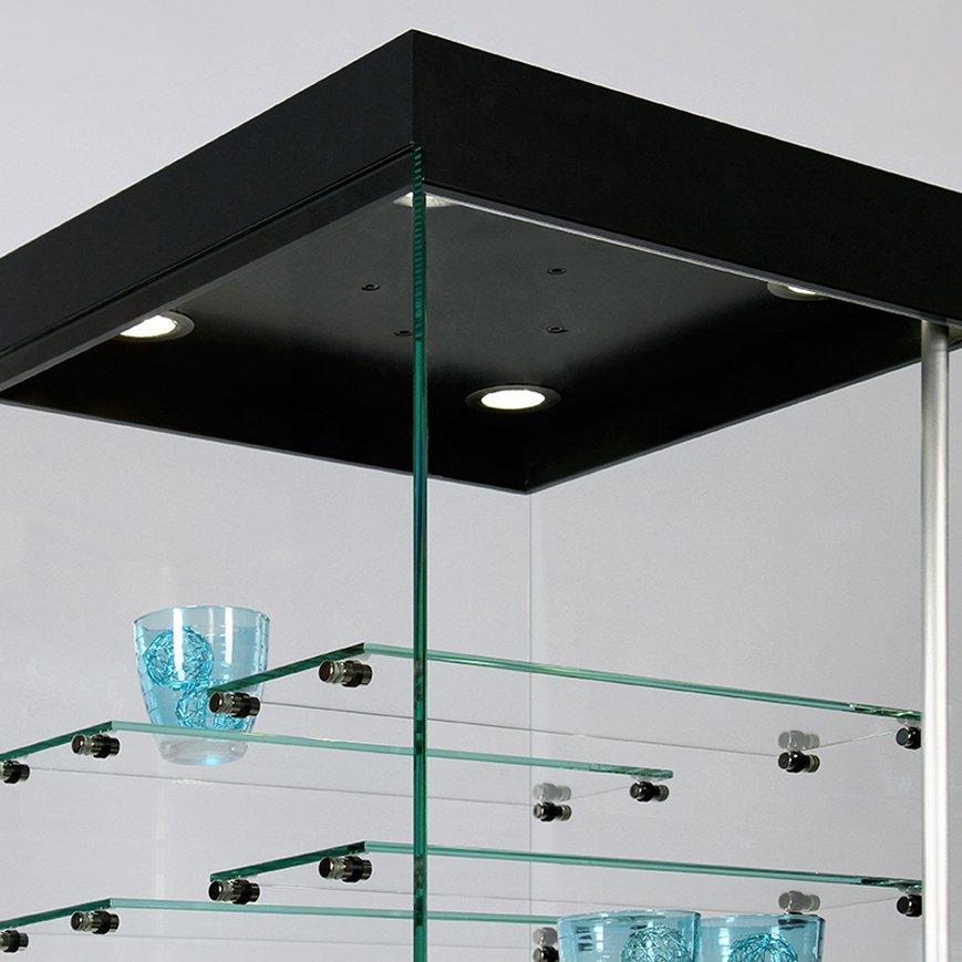 Sockelvitrine mit Klarglas-Einlegeböden und 4 LED-Deckenspots