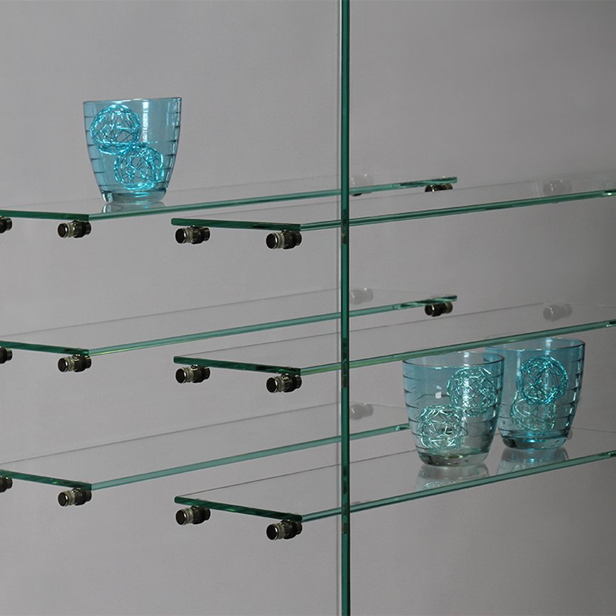 Sockelvitrine mit robuster Glashaube und 6 schmale Einlegeböden aus Klarglas