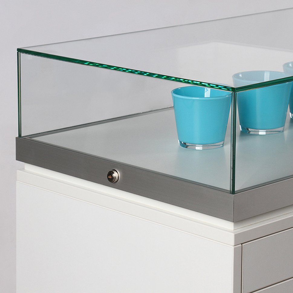 Sockelvitrine mit abnehmbarer und verriegelbarer Glashaube aus schlagfestem Verbundglas