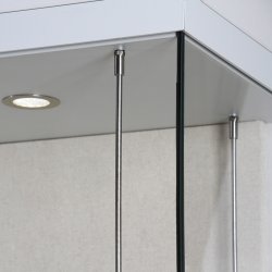 türlose Schrankvitrine mit verschraubter Glasfront