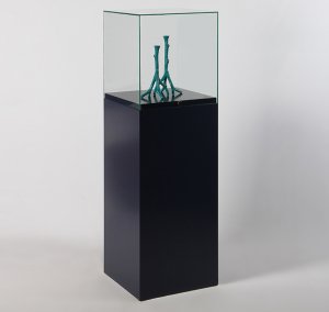 staubdichte Museumsvitrine mit verriegelbaren und staubdichten Glashaube auf Sockel