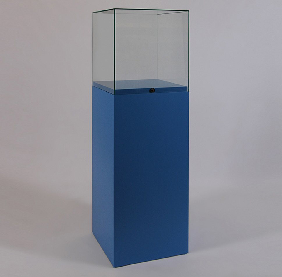 staubdichte Ausstellungvitrine mit abschließbarer und staubdichter Glashaube auf blauem Sockel