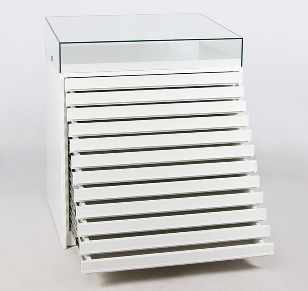 Ladenvitrine abschließbare Glashaube auf weißem Unterschrank mit 12 Schubladen