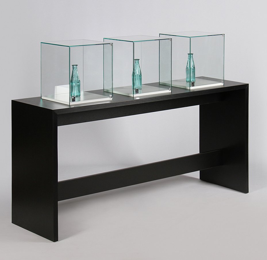 moderne Wangengestell-Tischvitrine mit 3 abschließbaren Glashauben