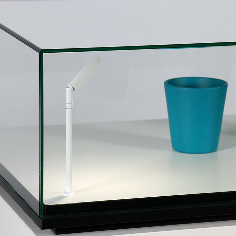 Tischvitrine mit mit LED-Stableuchte