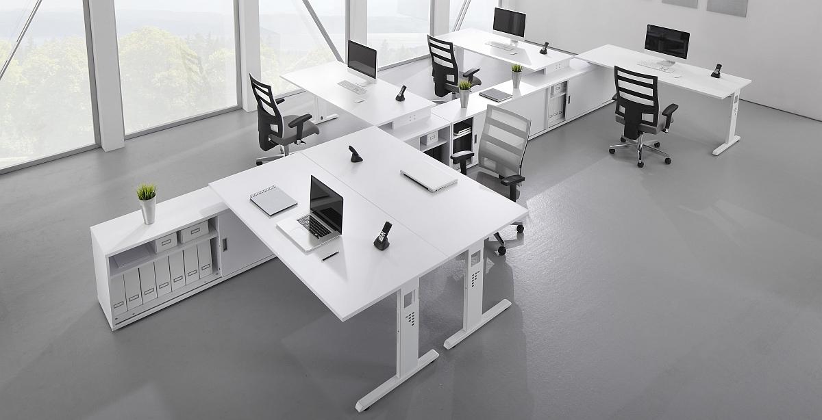 moderner Büro-Komplettarbeitsplatz mit Bürosideboard und