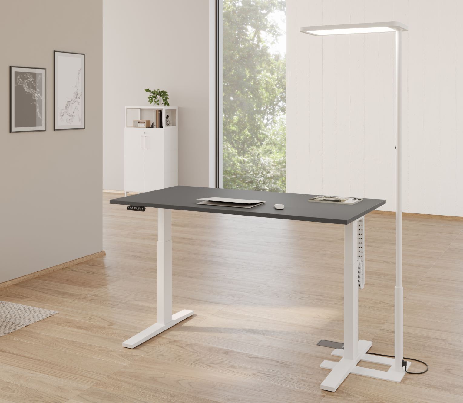 preiswerter und moderner Sitz-Steh-Schreibtisch mit Stehlampe