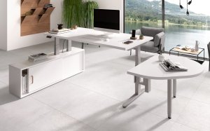 Schreibtisch zu einem Stehtisch elektrisch höhenverstellbar mit Büro-Sideboard und Anbautisch