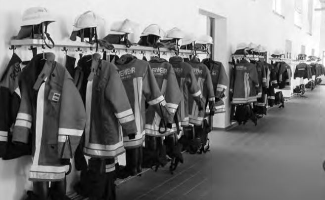 massive Feuerwehr-Wandgarderobe mit Helmhalterungen für Feuerwehrene