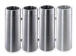 vier verbundene Edelstahl-Abfallbehälter mit Diebstahlschutz