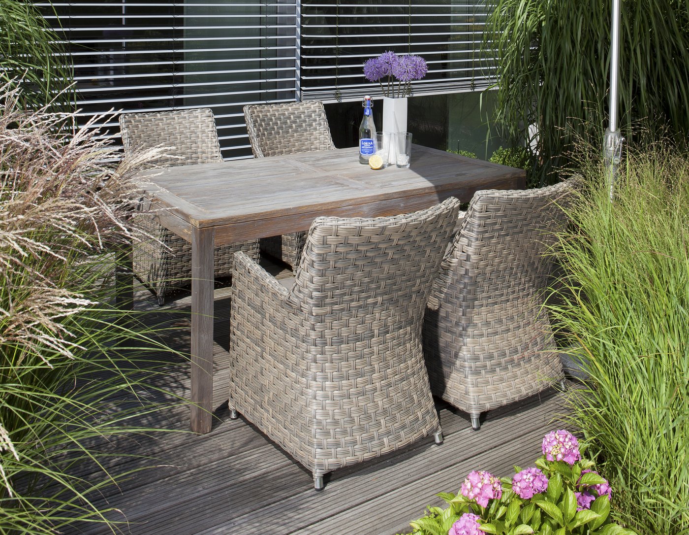 robuster OutdoorTeakholztisch und für Terrasse