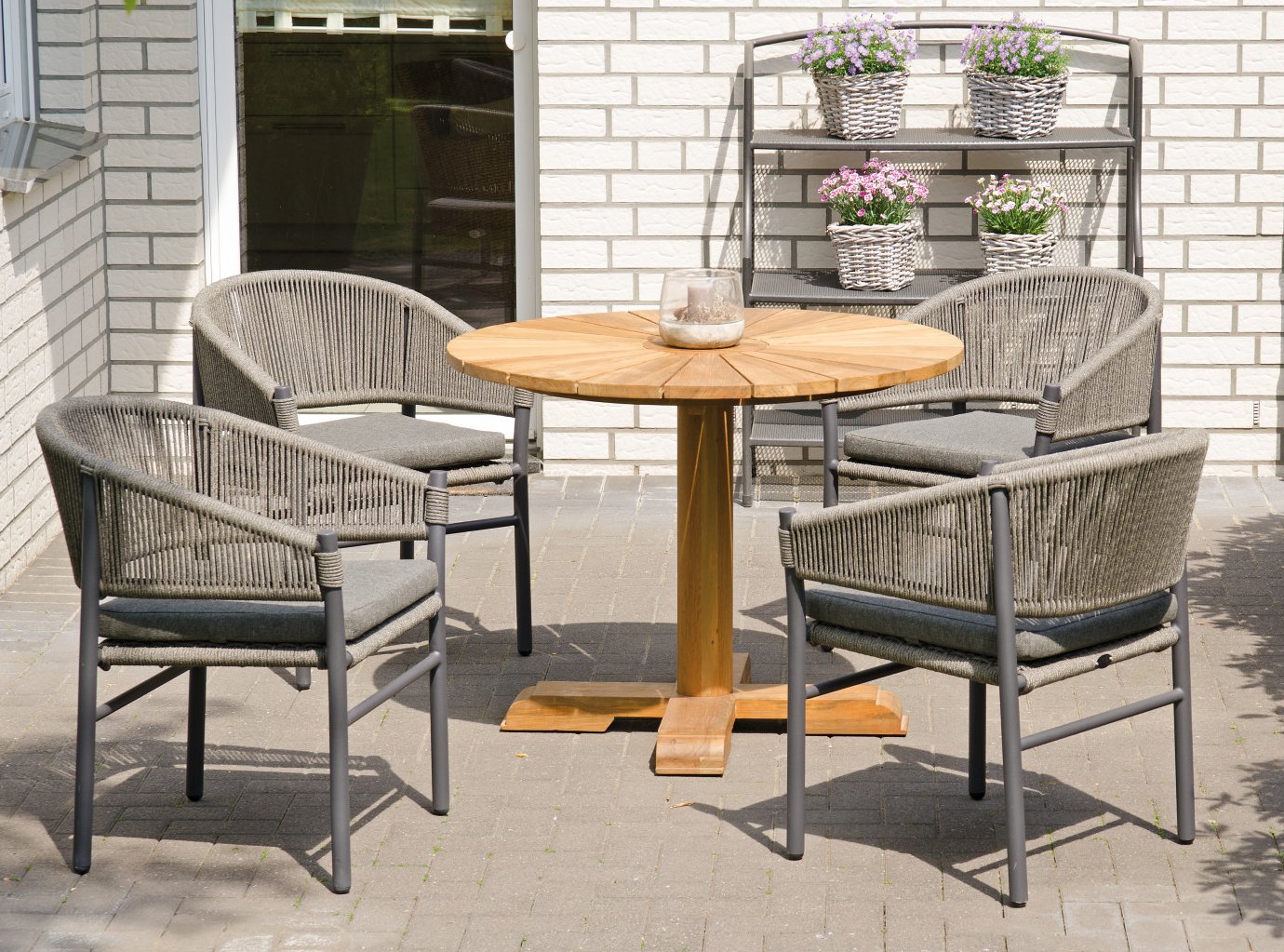 Teakholz-Gartentisch mit runder Tischplatte Durchmesser = 100 cm und Kordelgeflecht-Gartenstühle witterungsbeständig