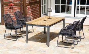 schöner Geflecht-Gartenstuhl und massiver Gartentisch mit Old Teak-Tischplatte