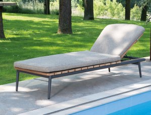 komfortable Gartenliege mit höhenverstellbarer Rückenlehne