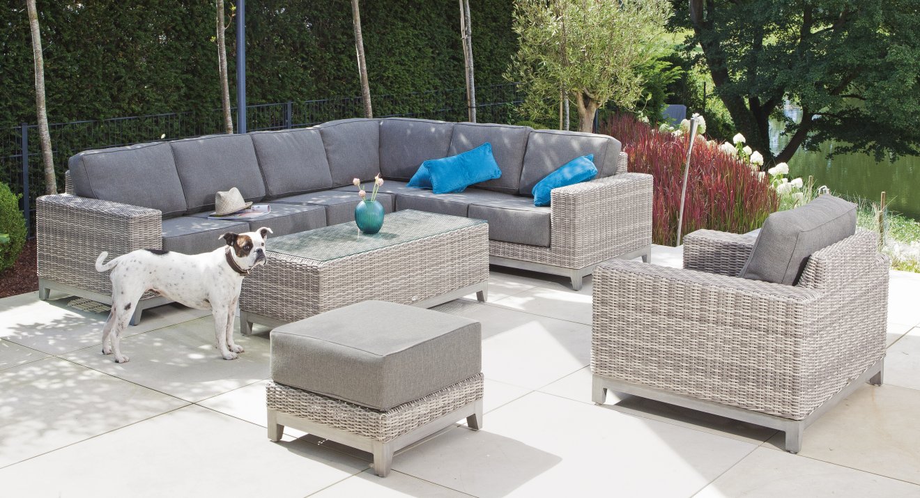 moderne Terrassen-Sitzgruppe im witterungsbeständigen Flechtwerk