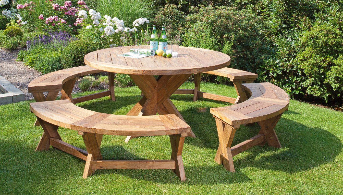 Old-Teak-Gartentisch rund mit viertelrunder Massivholz-Gartenbank