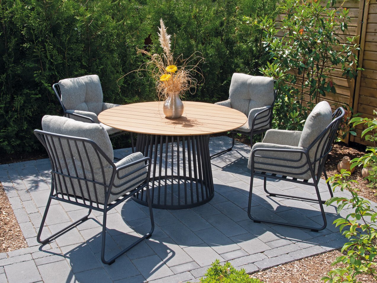 Witterungsbeständiger Gartentisch runde Teakholz-Tischplatte und komfortable Gartenstühle