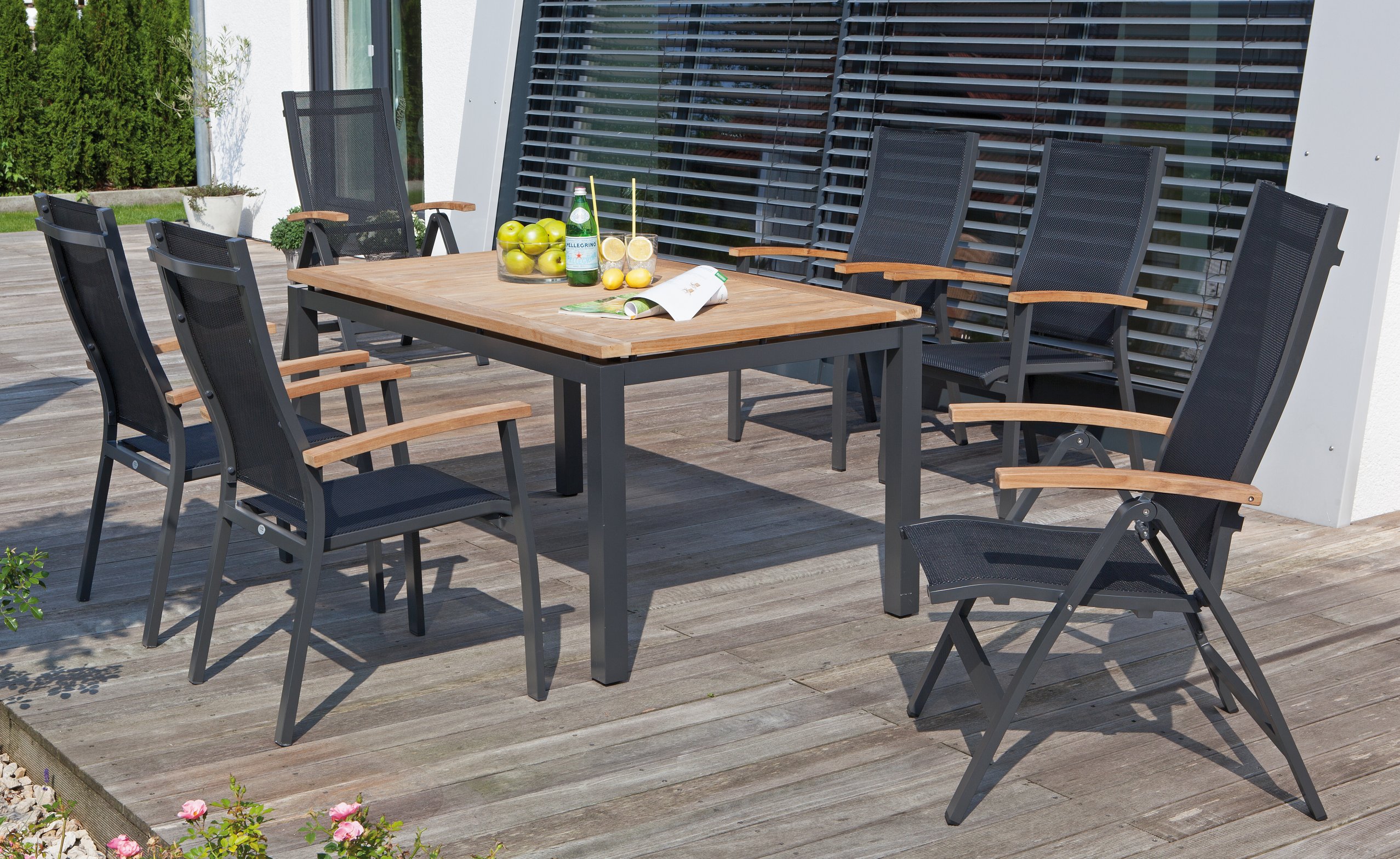 wetterfeste Terrassen-Sitzgruppe mit robustem Outdoor-Tisch stapelbarer Gartensessel