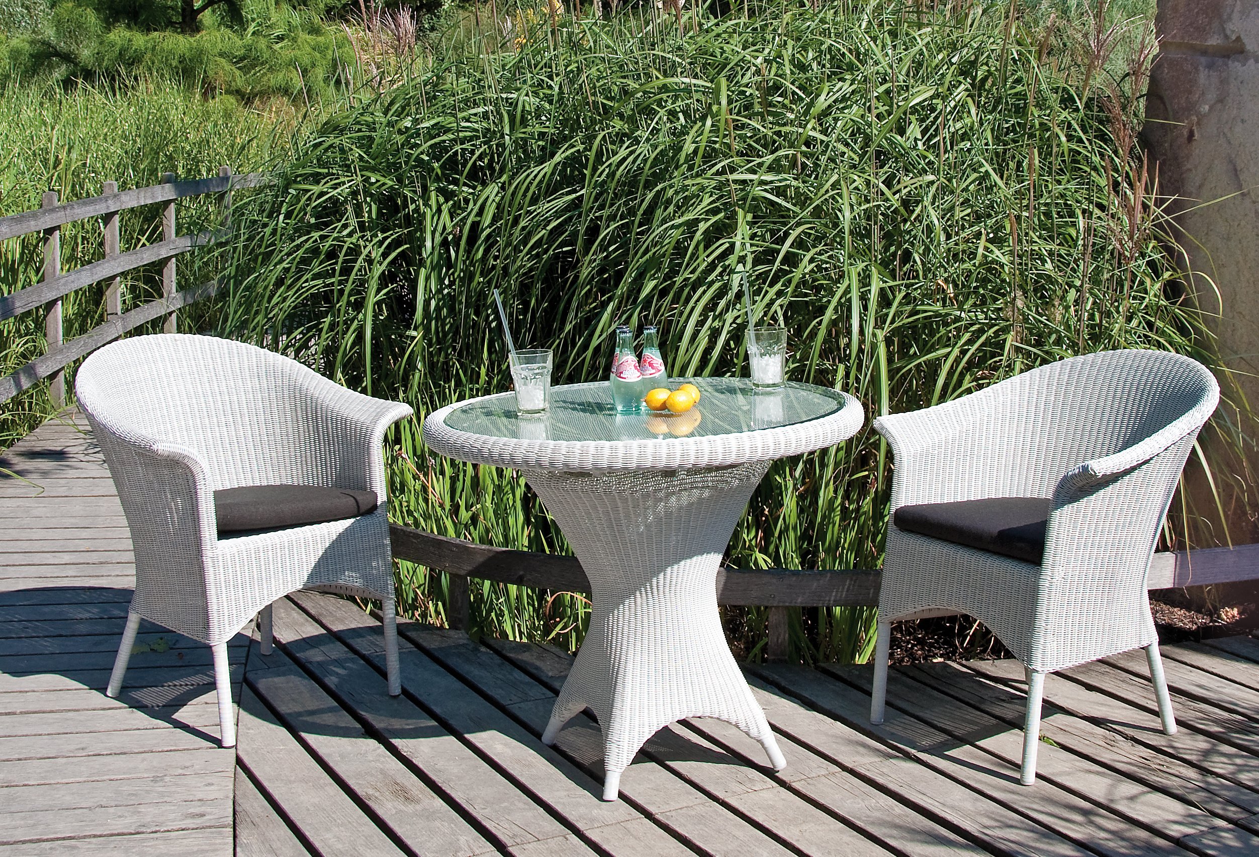 weiße Geflechtmöbel-Gartenmöbel Geflecht-Gartentisch rund bequeme Geflecht-Gartensessel weiß